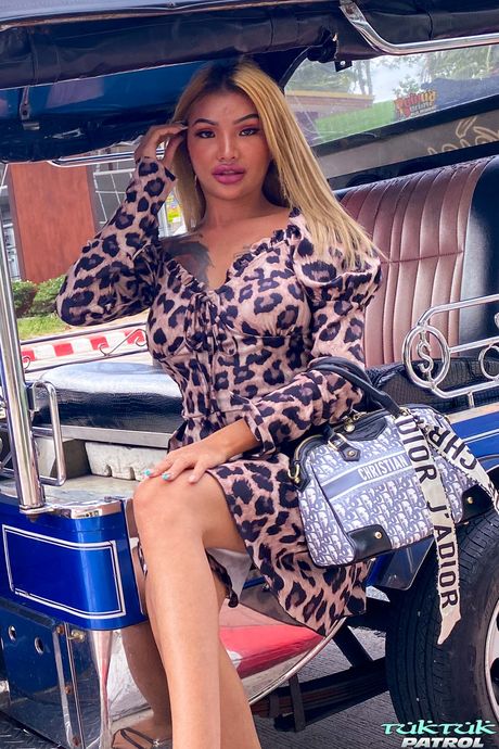 金髪のアジア人女性ベレンは、ディルドをお尻に挿入される前にそれをしゃぶる