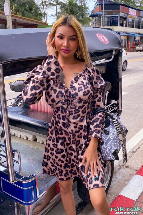 金髪のアジア人女性ベレンは、ディルドをお尻に挿入される前にそれをしゃぶる