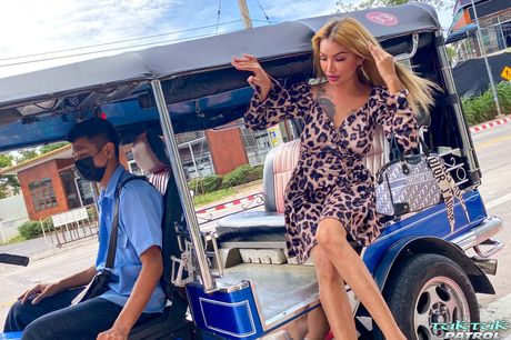 金髪のアジア人女性ベレンは、ディルドをお尻に挿入される前にそれをしゃぶる