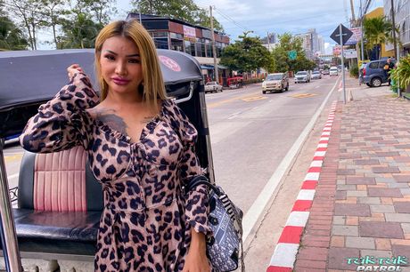 金髪のアジア人女性ベレンは、ディルドをお尻に挿入される前にそれをしゃぶる