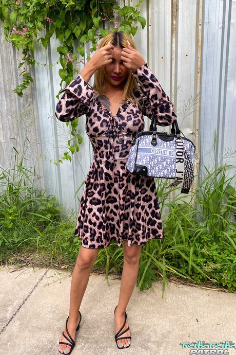 金髪のアジア人女性ベレンは、ディルドをお尻に挿入される前にそれをしゃぶる