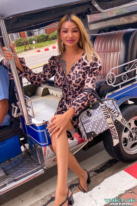 金髪のアジア人女性ベレンは、ディルドをお尻に挿入される前にそれをしゃぶる