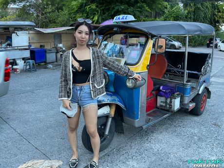 亞洲美女 Akita Thai 在後座被操大奶和小穴