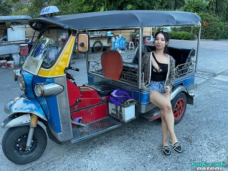 亞洲美女 Akita Thai 在後座被操大奶和小穴