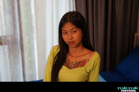 Asiatisk sød Pikka får sin fisse penetreret af en liderlig fyr