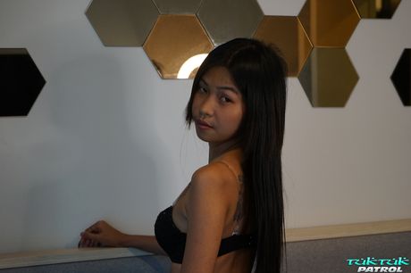 Asiatisk sød Pikka får sin fisse penetreret af en liderlig fyr