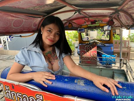 Mørkhåret pige Jenny har sex med en tatoveret mand på en bus