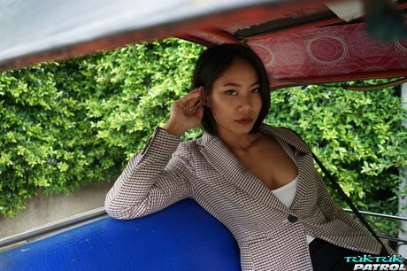 Tucky Thai er en smuk asiatisk pige, der elsker at blive kneppet