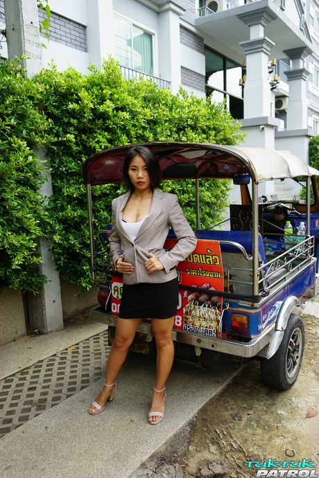 Tucky Thai 是一位美麗的亞洲女孩，喜歡被操