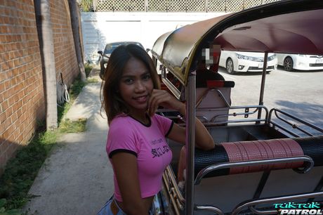 亞洲封面女郎 Fa D 在吮吸陰莖之前脫掉所有衣服