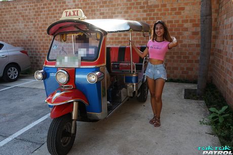 亞洲封面女郎 Fa D 在吮吸陰莖之前脫掉所有衣服