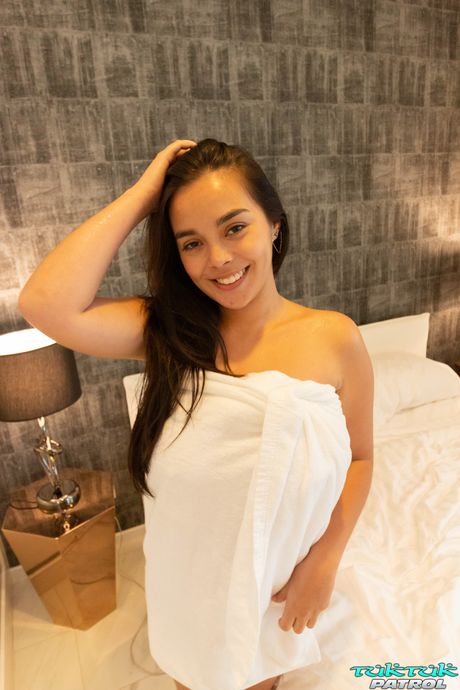 一流的亞洲寶貝 Nikki 脫衣並在獨奏中展示她的大胸部和屁股