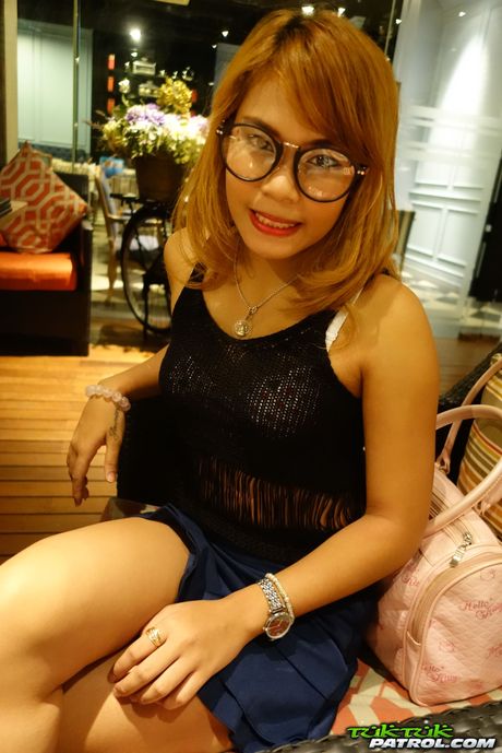 An er en sød asiatisk pige, der elsker at være nøgen og onanere