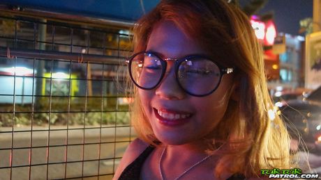 An er en sød asiatisk pige, der elsker at være nøgen og onanere