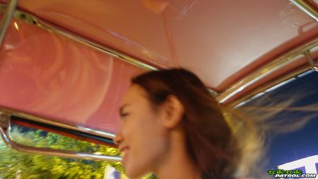 亞洲美女 Fa H 在手指操之前全裸