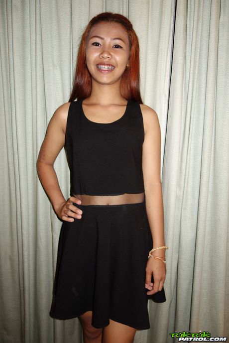 亞洲美女 Fa 在床上脫光衣服然後被手指操