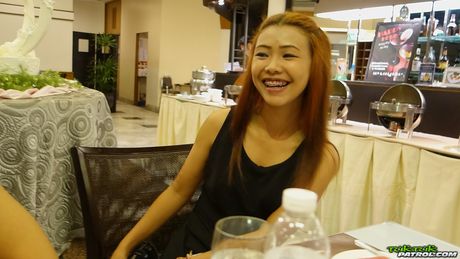 亞洲美女 Fa 在床上脫光衣服然後被手指操