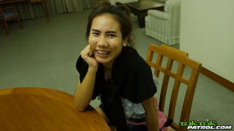 豐滿的亞洲熟婦 Mint B 的毛茸茸陰戶被白人舔舐和乾翻