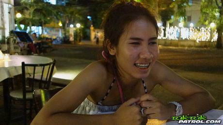 豐滿的亞洲熟婦 Mint B 的毛茸茸陰戶被白人舔舐和乾翻