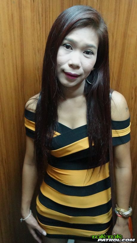 按摩治療師 Kiwi 的活潑屁股被舔，她的陰部被舔