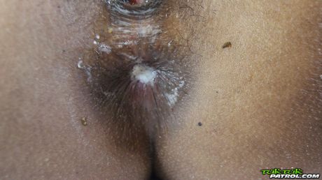 按摩治療師 Kiwi 的活潑屁股被舔，她的陰部被舔