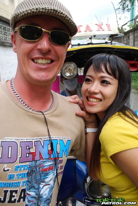 亞洲美女 Ice 的緊緻陰戶和豐滿臀部被狠狠操