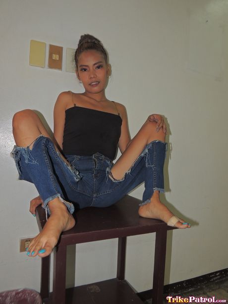 夢幻般的亞洲寶貝 Althea 露出她嬌小的小乳房並揉搓她的陰蒂