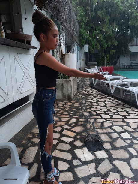 夢幻般的亞洲寶貝 Althea 露出她嬌小的小乳房並揉搓她的陰蒂