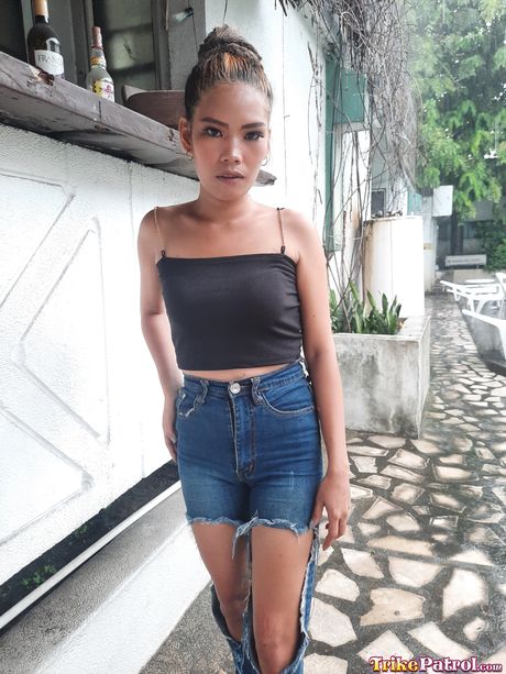 夢幻般的亞洲寶貝 Althea 露出她嬌小的小乳房並揉搓她的陰蒂