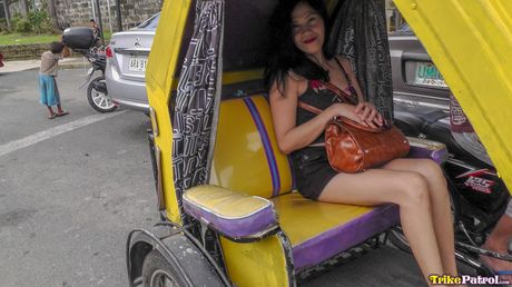 成熟的菲律賓女子 Maryann Bituin 讓她的陰部充滿