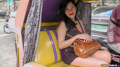 成熟的菲律賓女子 Maryann Bituin 讓她的陰部充滿