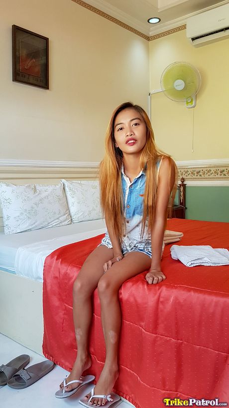 金髪美人のカイ・デル・ロザリオが、彼女の毛深いオマンコと素晴らしい胸を披露