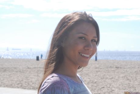 Asiatisk pige Mena Mason får sin fisse penetreret af en stor pik