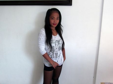 亞洲少女 Miray Delos Santos 在手指操之前脫光衣服