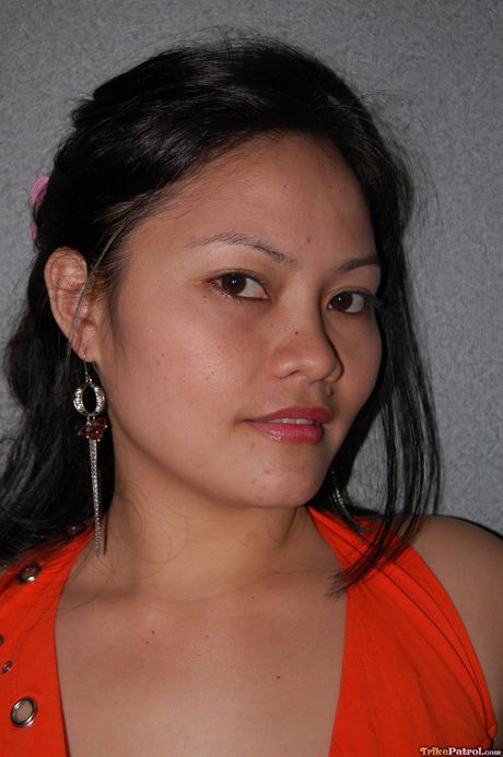 Mørkhåret skønhed Amor Del Rosario får sin twat fyldt med en pik