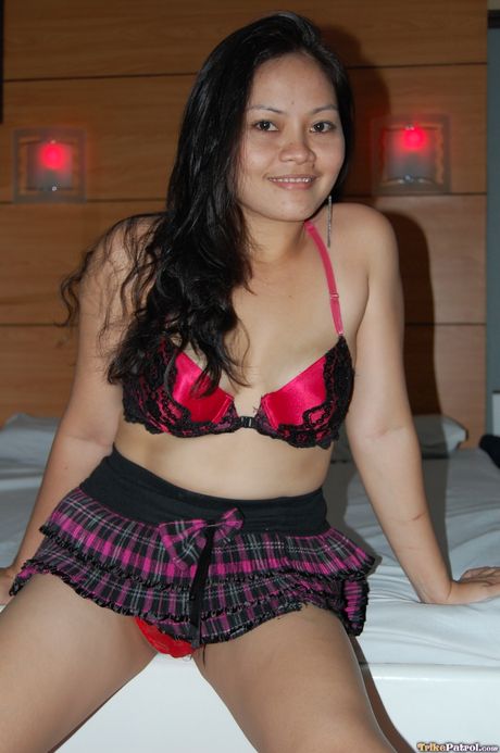 Mørkhåret skønhed Amor Del Rosario får sin twat fyldt med en pik