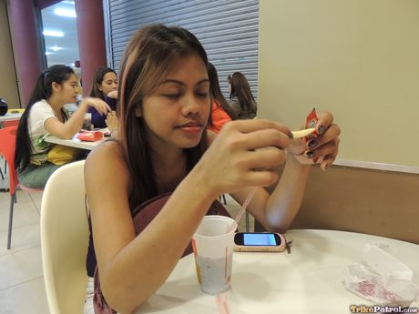 漂亮的亞洲寶貝 Althea Santos 被三輪車塞住了她的陰部