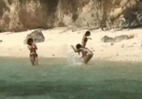 アジアのカバーガールアマチュアがボートで彼女の素晴らしい巨乳とお尻を披露