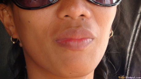 美妙的亞洲寶貝 Mylene Roxas 展示她巨大的屁股並張開她毛茸茸的陰部