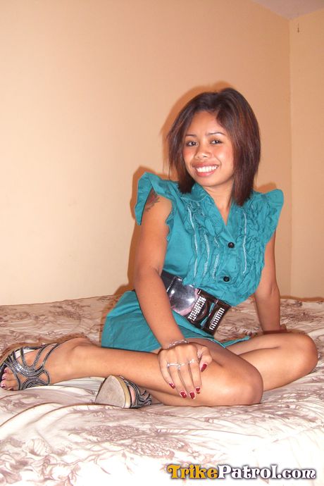 Fantastisk asiatisk Tina Omboja viser sine fantastiske jugger og får sin fisse slikket