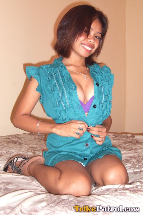 Fantastisk asiatisk Tina Omboja viser sine fantastiske jugger og får sin fisse slikket