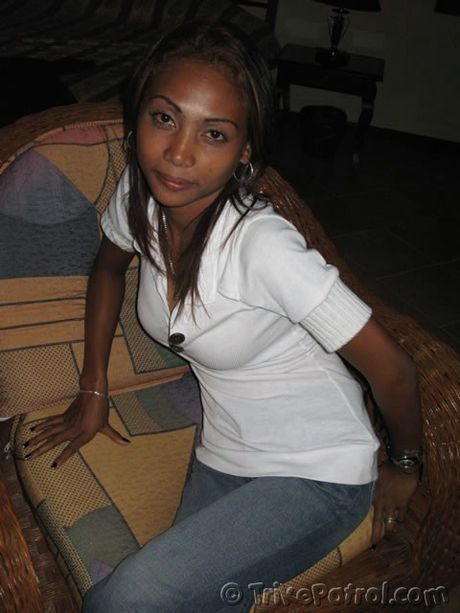 Attractive Latina Marilyn Flores strips to her heels and gets a pussy licking