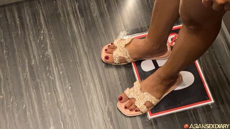 精緻的亞洲熟婦 Nung B 得到她的陰部被吃掉並被操