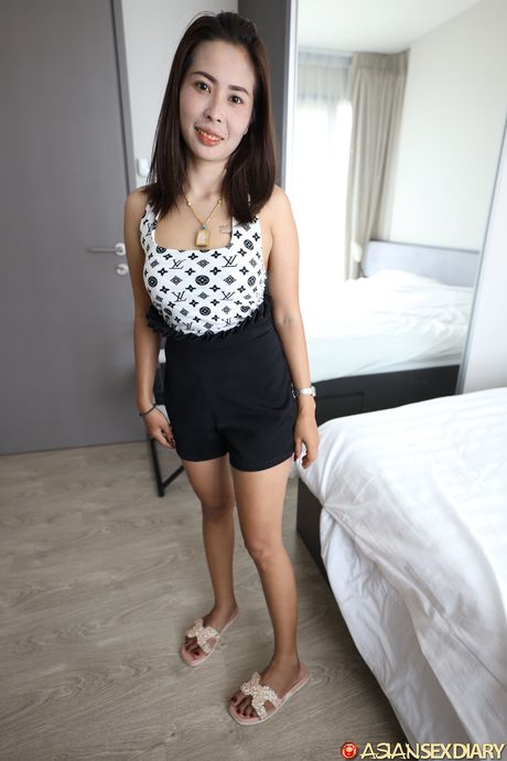 精緻的亞洲熟婦 Nung B 得到她的陰部被吃掉並被操