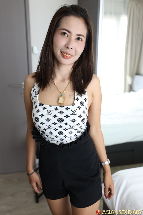 精緻的亞洲熟婦 Nung B 得到她的陰部被吃掉並被操