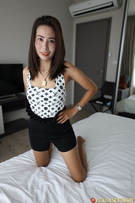 精緻的亞洲熟婦 Nung B 得到她的陰部被吃掉並被操