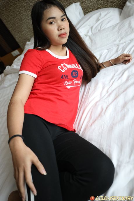 セクシーなアジアのベイビーエイムは服を脱いで大きなお尻と毛深いオマンコを披露します