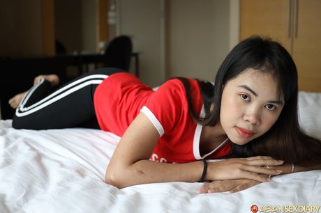 セクシーなアジアのベイビーエイムは服を脱いで大きなお尻と毛深いオマンコを披露します