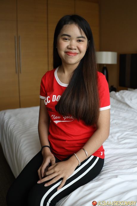 セクシーなアジアのベイビーエイムは服を脱いで大きなお尻と毛深いオマンコを披露します