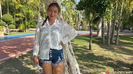 Dejlig asiatisk pige Som bliver kneppet efter en gåtur i parken